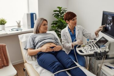 ultrahangos diagnosztika: nőgyógyászati vizsgálat pácienssel és monitorral